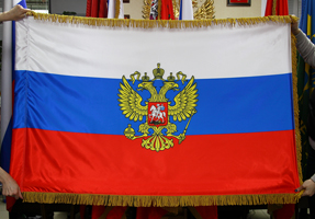 знамя России на атласе триколор герб